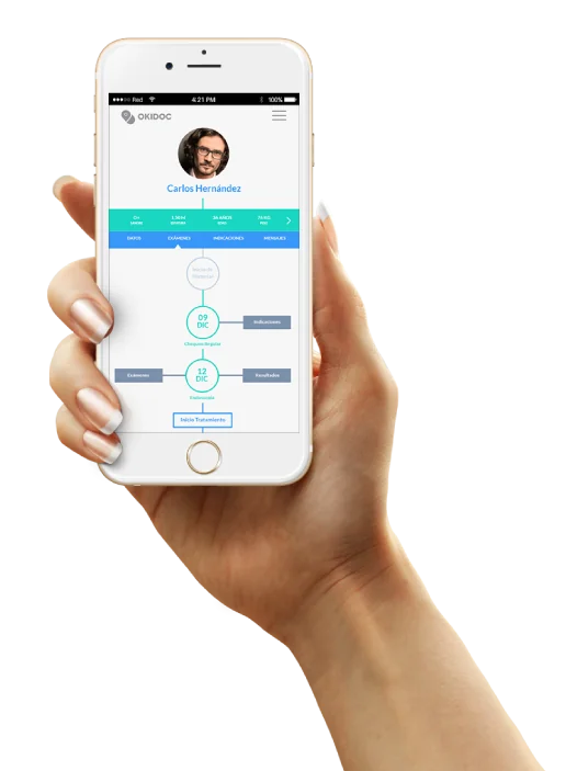 Una mano sostiene un teléfono con la aplicación de Okidoc